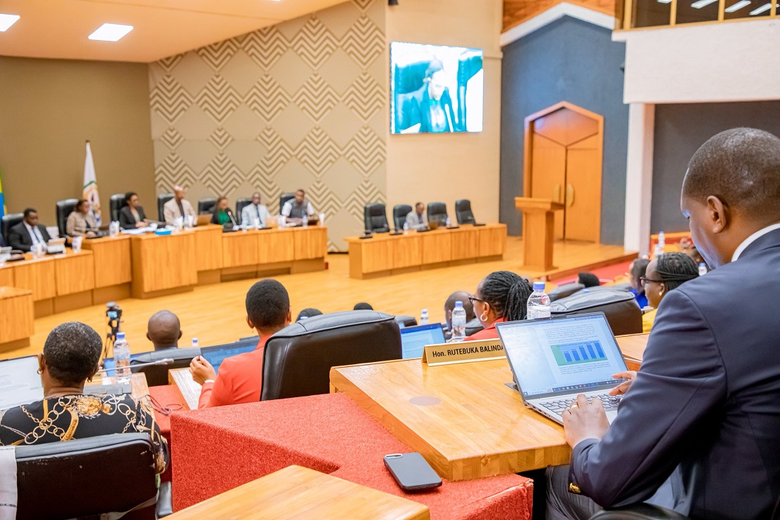 Abadepite baganira ku ngengo y