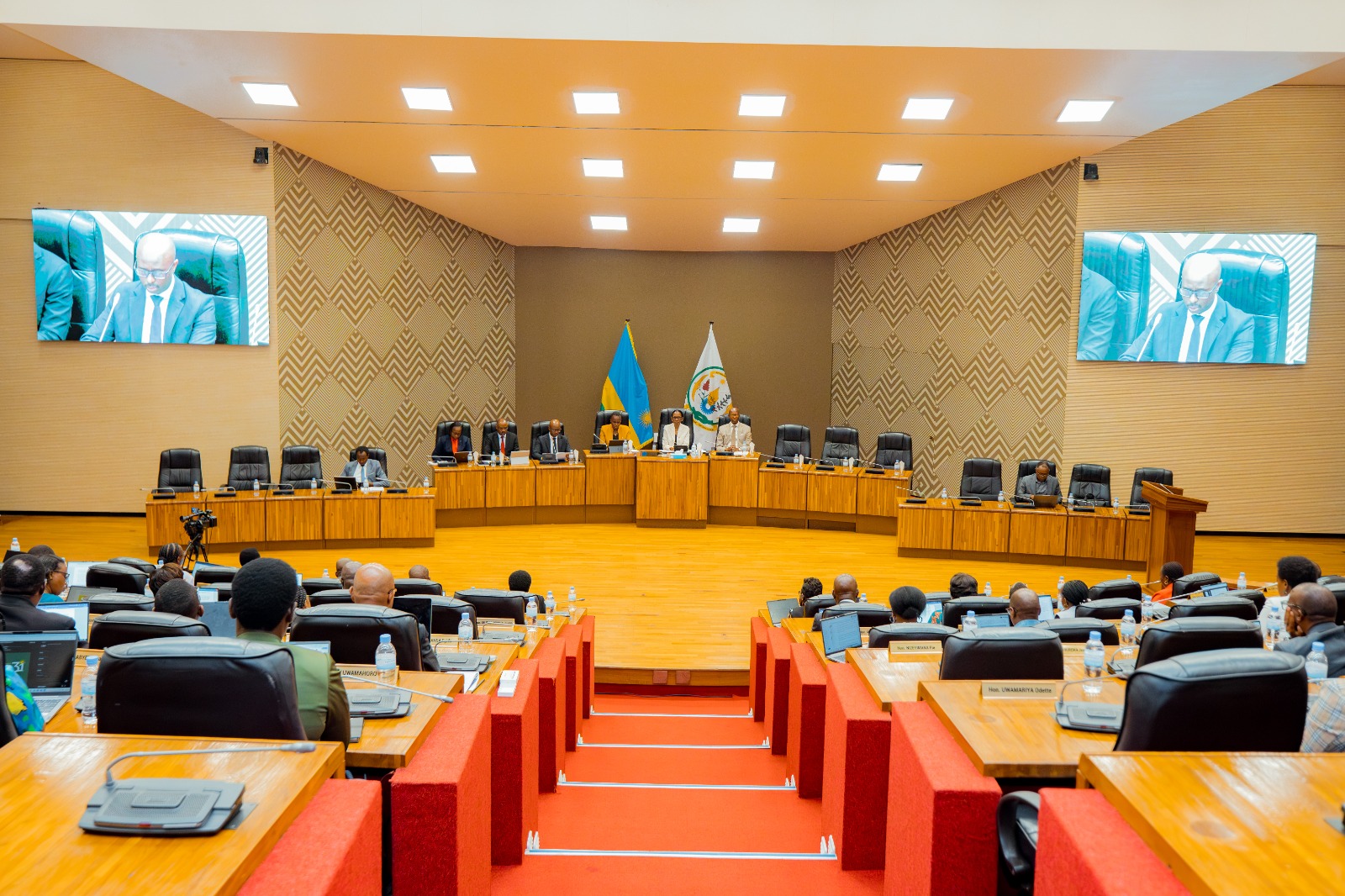 Abadepite mu kiganiro na Minisitiri Murangwa