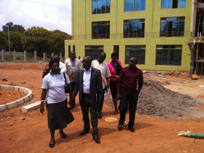 Abadepite bagize PAC basura inyubako y'akarere yadindiye mu kubaka.