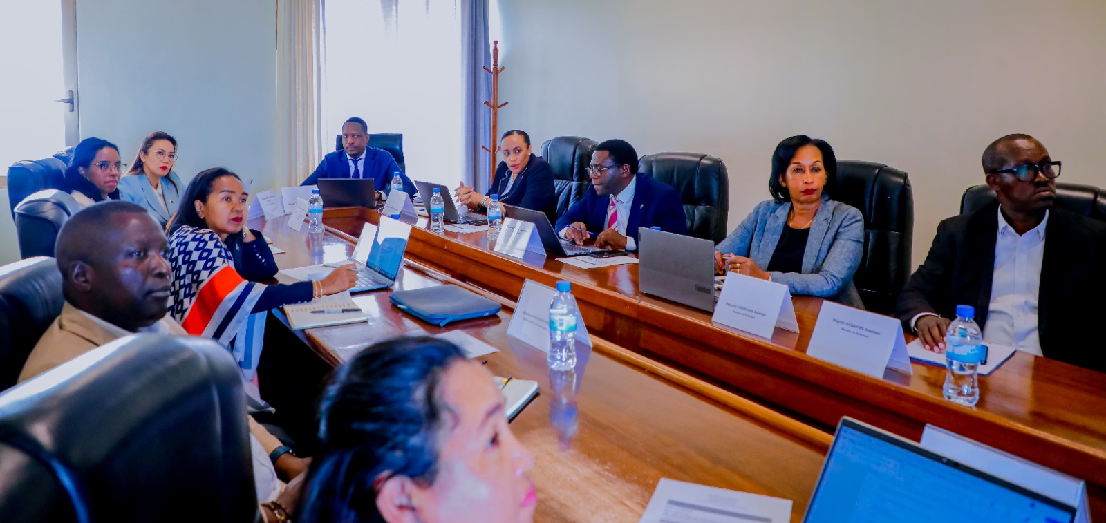 Abadepite b'impande zombi bari mu biganiro