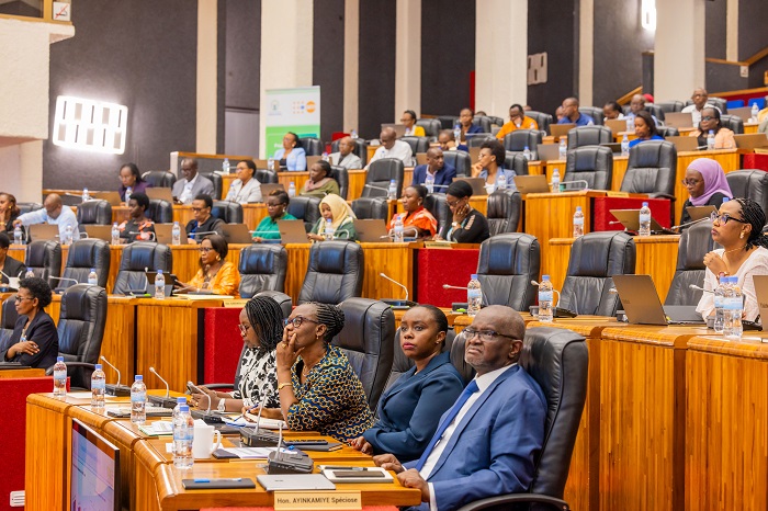 Abadepite basabye ko ababyeyi bashishikarizwa kubyarira kwa muganga