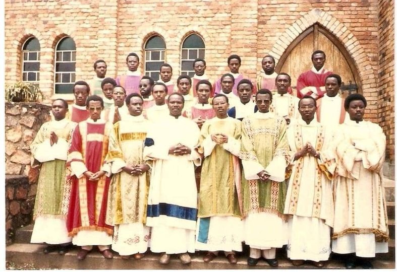 Abadiyakoni barimo Antoine Cardinal Kambanda na Mgr Harolimana Vincent ubwo bari biteguye kurambikwaho ibiganza na Mutagatifu Papa Yohani Paul ll mu 1990