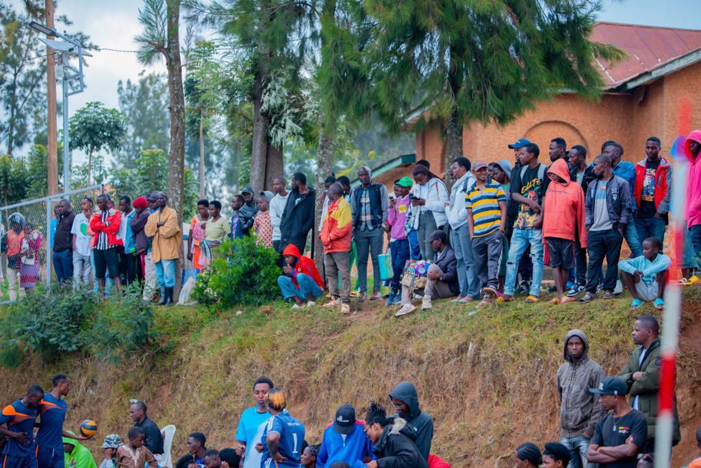 Imikino y'abafite ubumuga na yo isigaye yitabirwa n'abafana benshi. Aba ni Abanyagicumbi bari ku kibuga mu mpera z'icyumweru