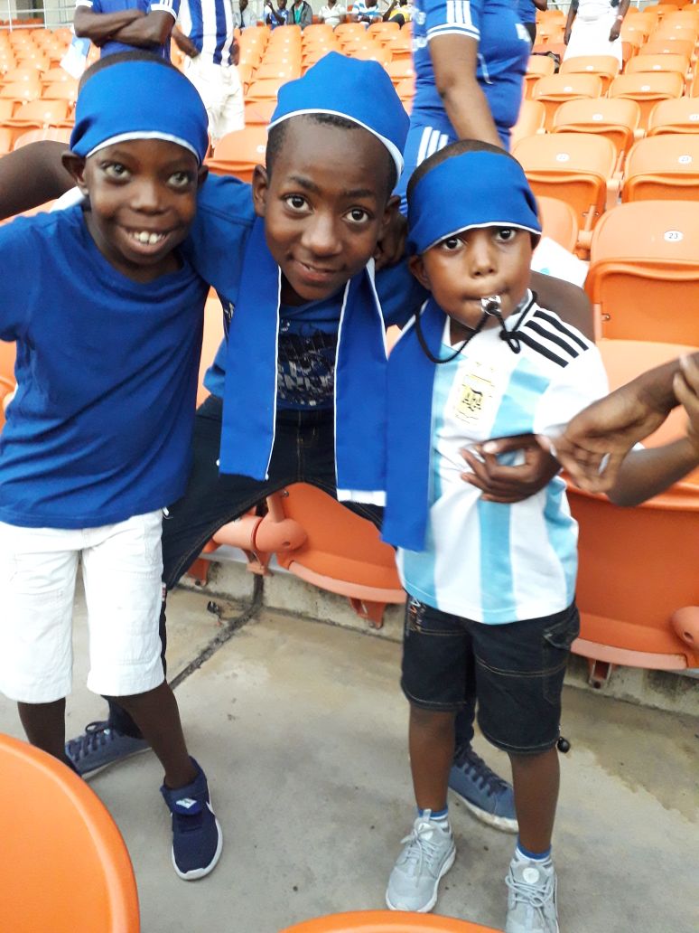 Abana bakiri bato b'abanyarwanda baba i Maputo, bari baje gushyigikira Rayon Sports