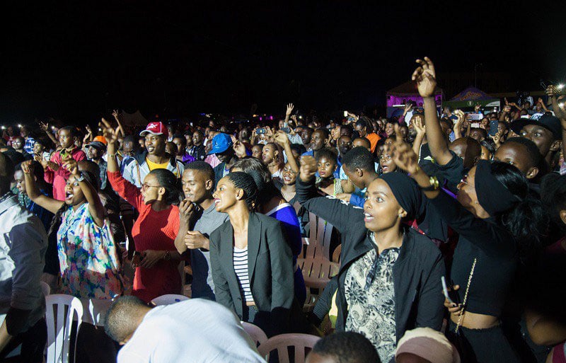 Abanyamakuru bafotoreraga mu bafana kuko nta hantu hihariye bari bagenewe (Photo: Izuba Rirashe)