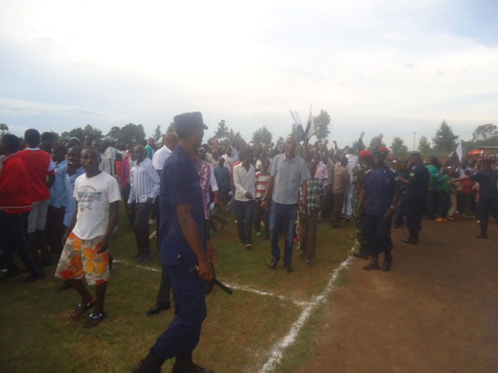 Abafana ba Espoir FC barakariye ubuyobozi bw'ikipe yabo none barasaba gusubizwa amafaranga bari batanze yo kureba umupira.