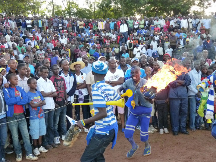 Abafana bari bakubise buzuye.