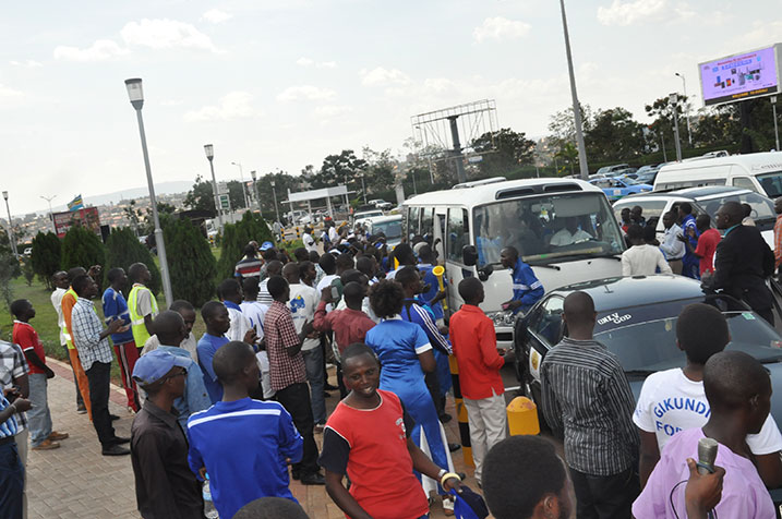 Abafana bari benshi.