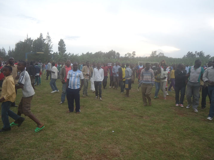 Abafana biruka bajya kureba aho umutoza yari agiye kurwana.