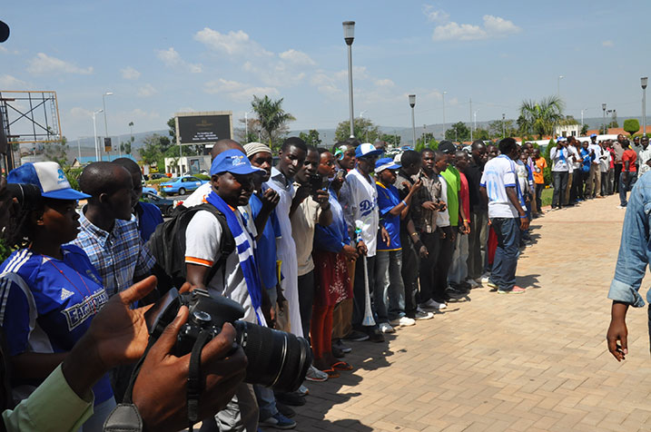 Abafana batonze umurongo bategereje ikipe.