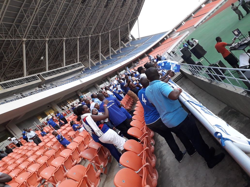 Abafana ubwo bari bakiri kwinjira muri Stade, aha hari mbere y'amasaha abiri ngo umukino utangire