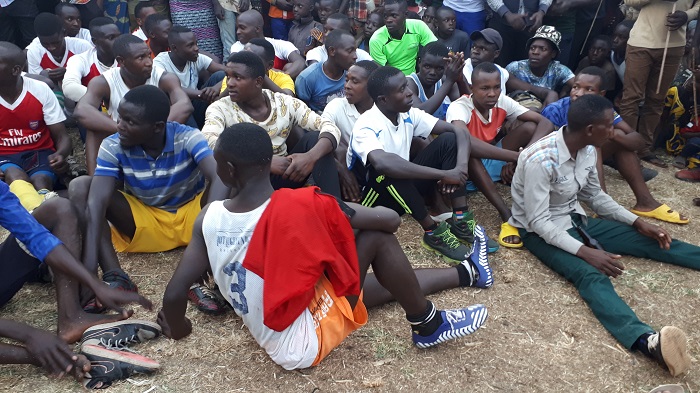 Bamwe mu bafana baza bitwaje icyo kunywa ndetse bakicara no mu bakinnyi