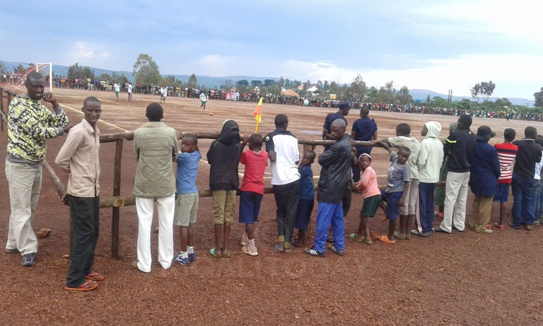 Abafana babashije kubona amatike bari bake cyane