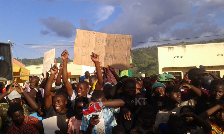 Abafana bari benshi bafite n'ibyapa byamamaza abahanzi