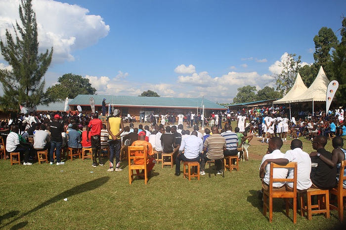 Abafana bari benshi nubwo izuba ryari ryinshi