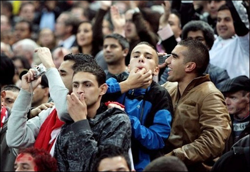 Akenshi abafana ntacyo biba bibabwiye, baba baje kwirebera umupira gusa.