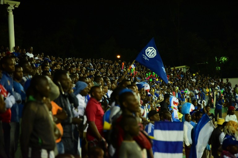 Abafana ibihumbi n'ibihumbi bari buzuye Stade Regional i Nyamirambo