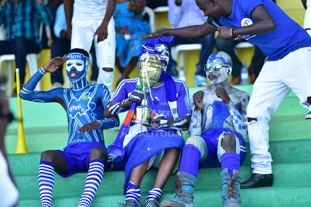 abafana nabo bishimiye igikombe