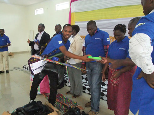 Abahuguwe bahawe ibikoresho byo kwifashisha mu kazi.