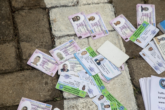 Babaga bafite perimi nyinshi bakoze hamwe n'izindi nyandiko mpimbano zitandukanye zirimo n'iza Polisi