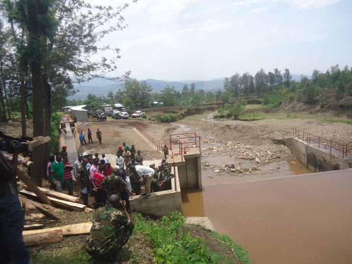 Abaturage bamurikirwa urugomero ruzabafasha kuhira umuceri mu kibaya cya Bugarama.
