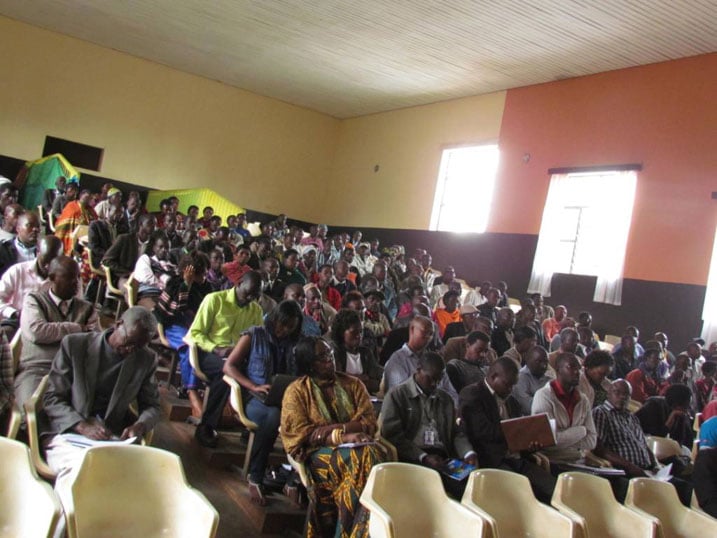 Abafatanyabikorwa n'abaturage bari baje kumurikirwa ibyagezweho.