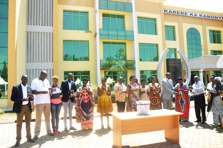 Abafite ababo bakoreraga amakomini bishwe muri Jenoside babibuka.