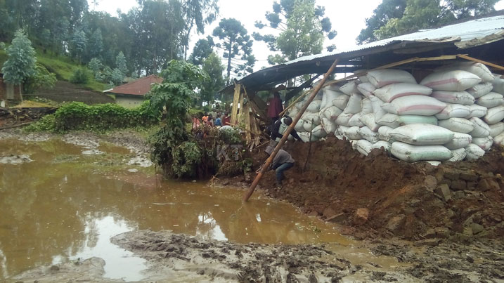 Abafite inzu z'ubucuruzi ku muhanda na bo bangirijwe bikomeye n'imvura.
