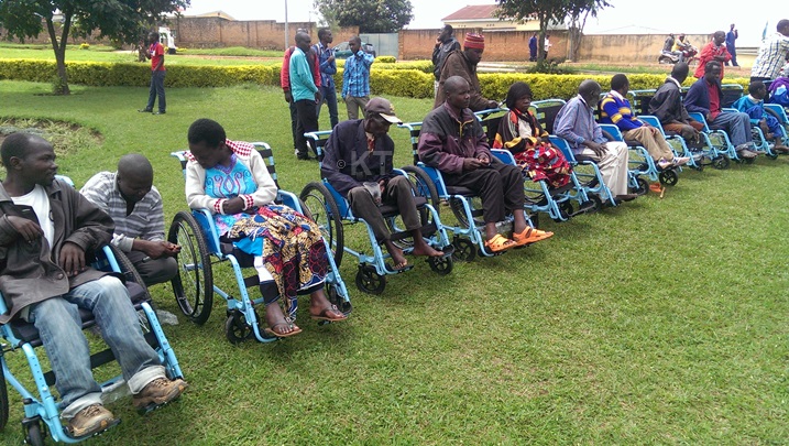 Abafite ubumuga bicaye mu magare bahawe.