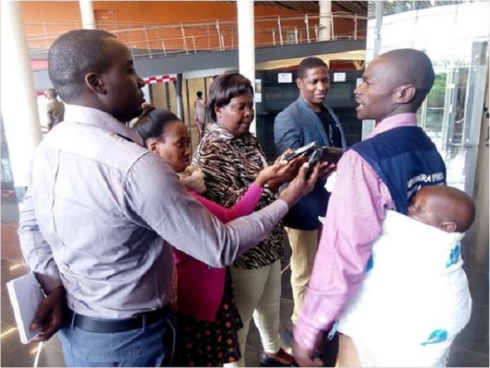 Hari abasanga gufatanya imirimo cyane cyane yo mu rugo ku mugabo n'umugore ntacyo bitwaye n'ubwo hari abatemeranya na bo