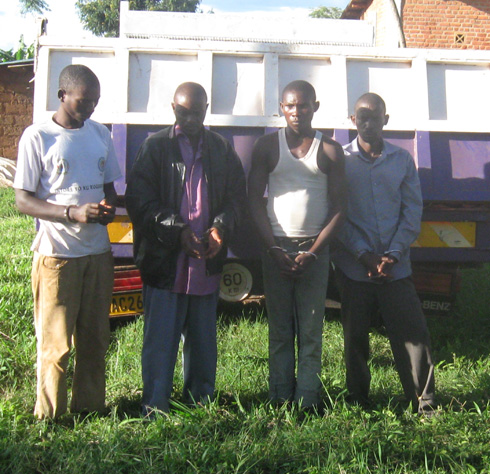 Abagabo bane bafatiwe mu cyuho biba impombo.