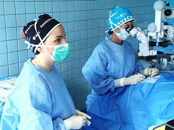 Abaganga baturutse muri Espagne bari mu gikorwa cyo kubaga ishijo bakoresheje ikoranabuhanga.