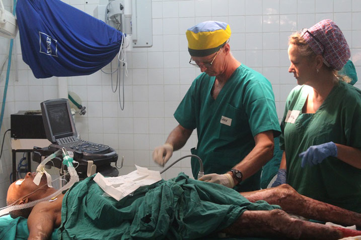 Abaganga bari mu gikorwa muri CHUK.