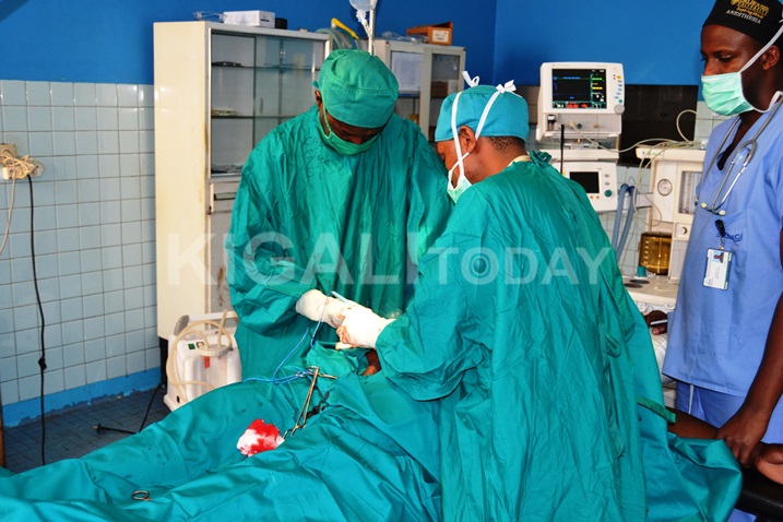 Abaganga bafite ubumenyi mu kubaga baracyari bake ngo ni byo bitera umubare munini w