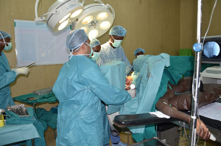 Abaganga barimo kubaga umurwayi