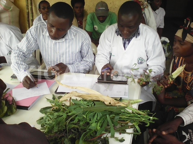 Abaganga bifashisha ikoranabuhanga mu gusuzuma.