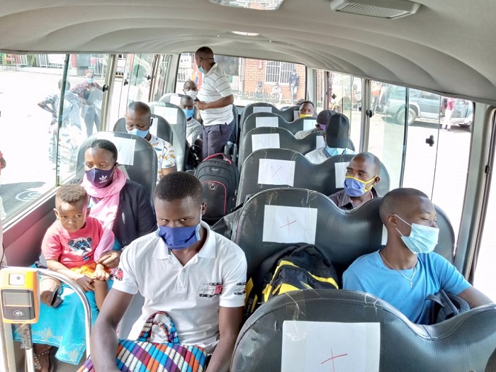 Abagenzi bicaraga bahanye intera hagati yabo mu kubahiriza amabwiriza yo kwirinda Covid-19