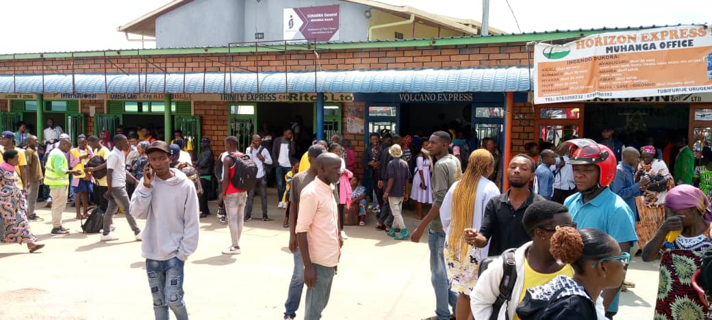 Abantu bari bategereje batizeye niba baza kugenda