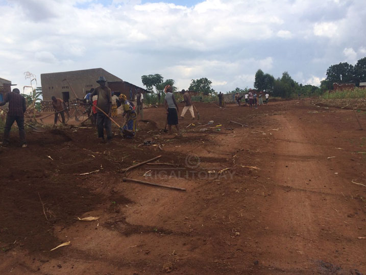 417 babonye akazi ko gukora umuhanda 