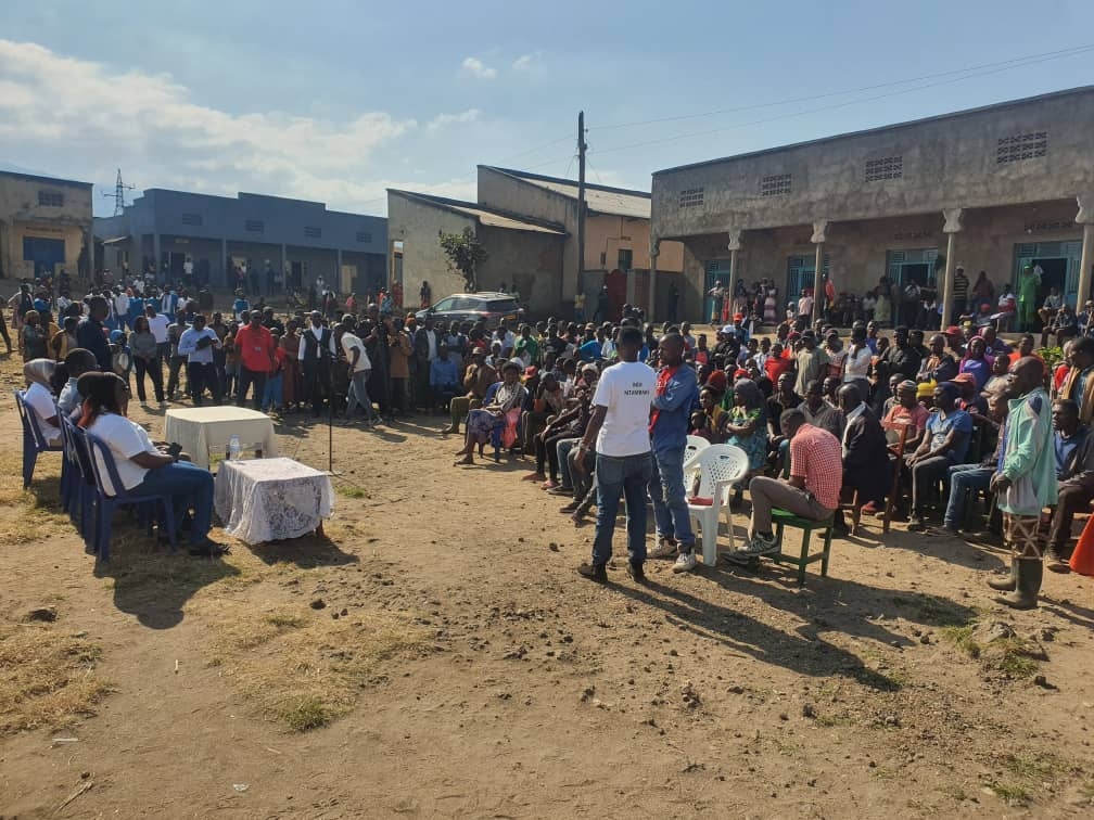 Abagera kuri 200 baje kumva imigabo n'imigambi ya Mpayimana