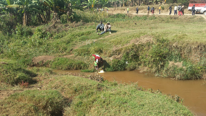 Abagiye gushigisha ikigage bakoresha amazi y