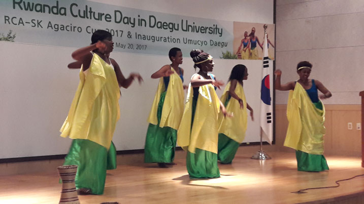 Abagize Itorero Umucyo rya diaspora Nyarwanda iba muri Koreya y'Epfo babyina Kinyarwanda.