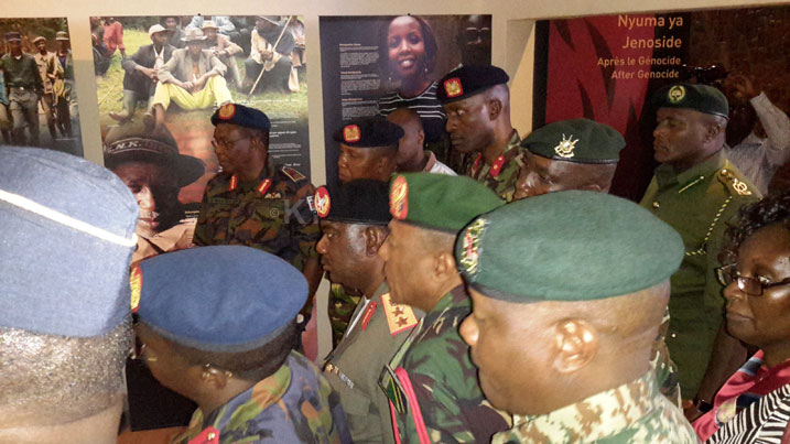 Abagize Kenya Defense College ku Gisozi ku Rwibutso rwa Jenoside rwa Kigali.