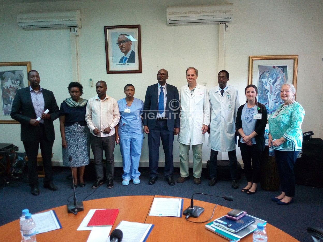 Abagize Team Heart na bamwe mu baganga b'Abanyarwanda 