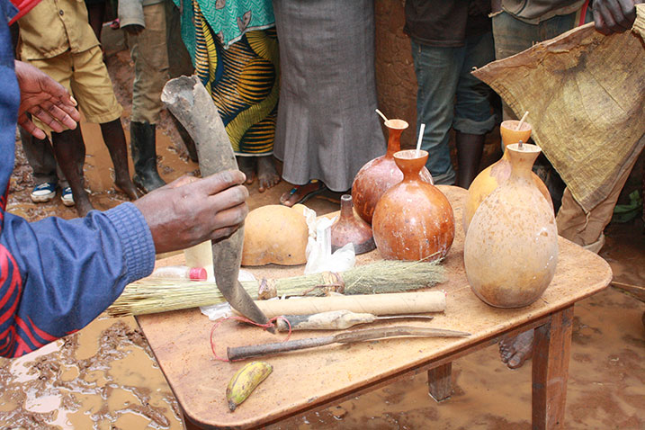 Abagize umuryango basabwa kuzana ibyo bakeka ko bikoreshwa mu kubaroga bigatwikwa.