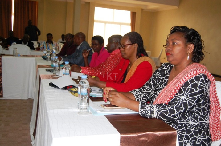 Abagize iri huriro bari bahuriye mu nama.