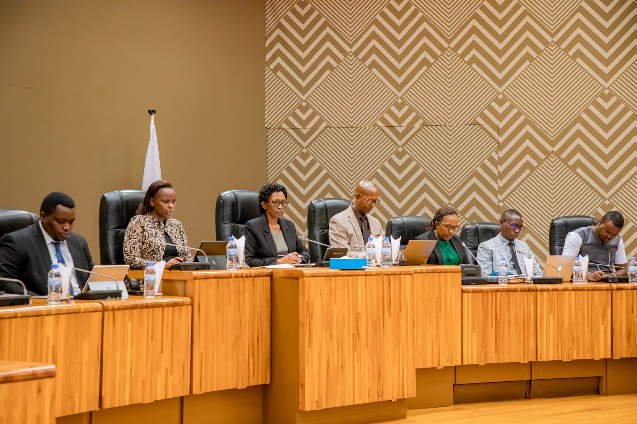 Abagize Komisiyo y'Imari n'Umutungo bya Leta 