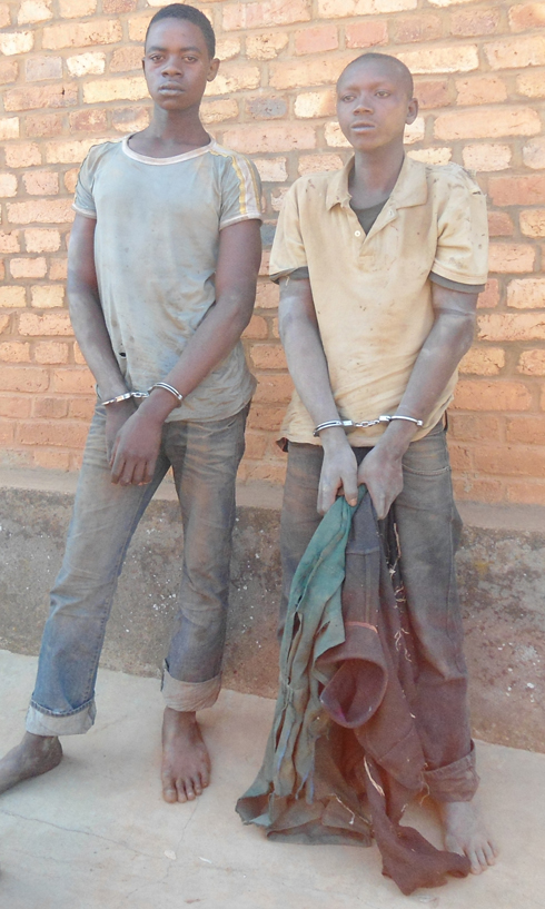 Bafatanywe imyenda bari bambaye kugira ngo batamenyekana.