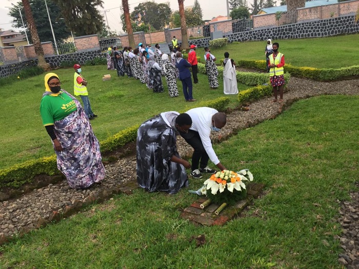 Abitabiriye umuhango wo kwibuka bunamiye inzirakarengane zazize Jenoside