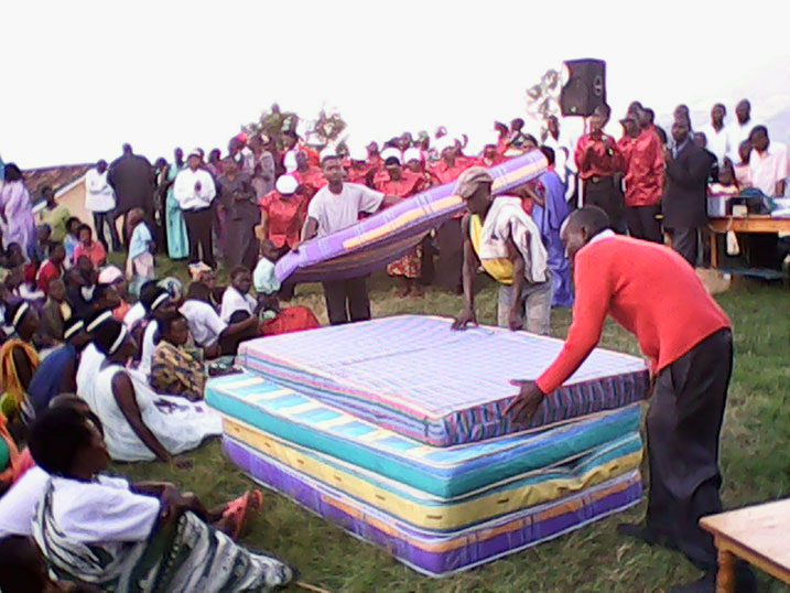 Abagore b'iby'iringiro bashaka inkunga yo gufasha abatishoboye.